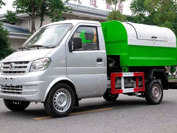 自裝卸式垃圾車上崗 讓環(huán)衛(wèi)工省時(shí)省力